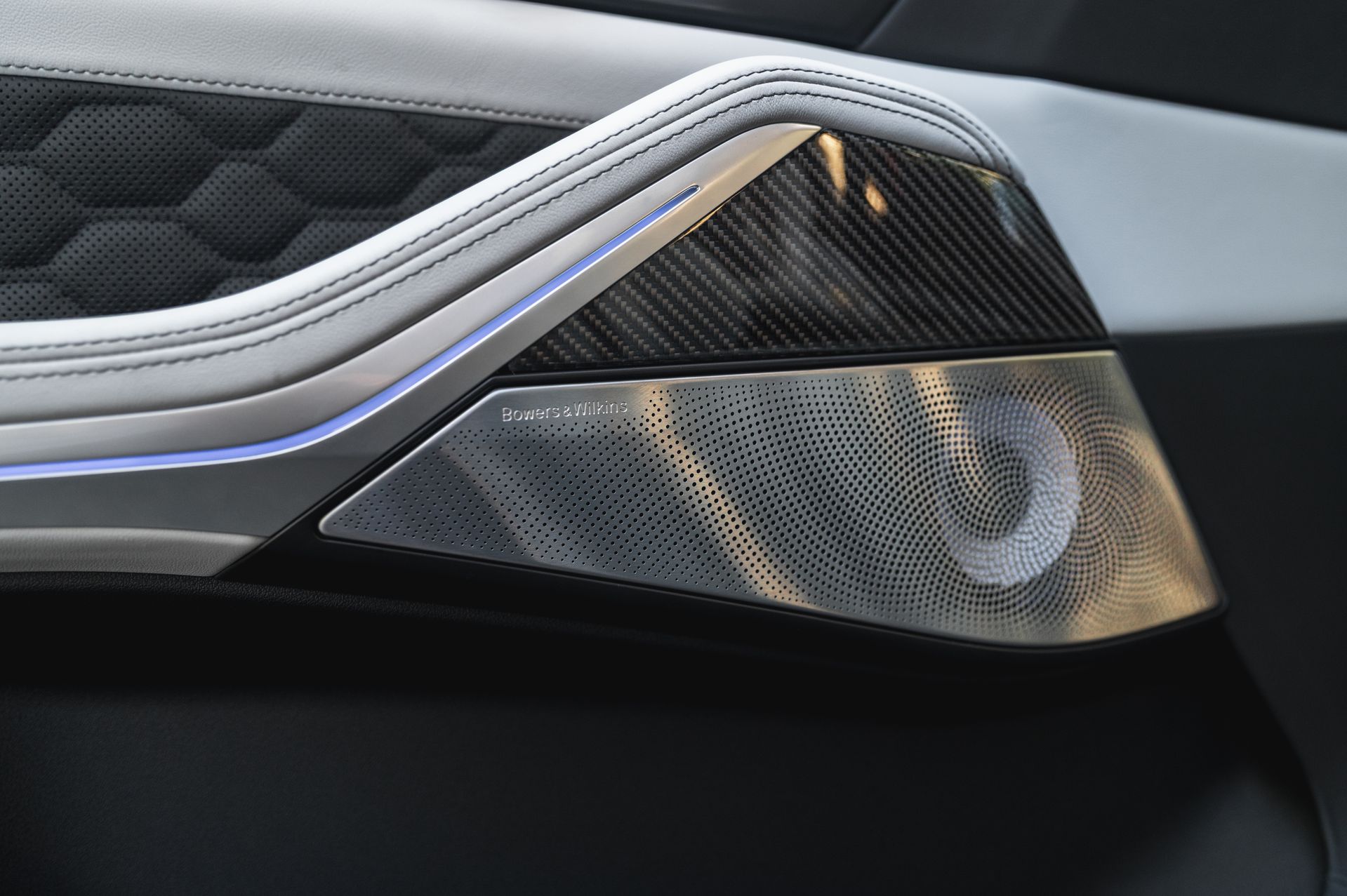 Серый BMW X5 M в городской среде — автомобиль под заказ в Crystal Car