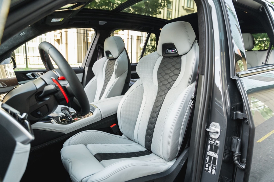 Серый BMW X5 M в городской среде — автомобиль под заказ в Crystal Car