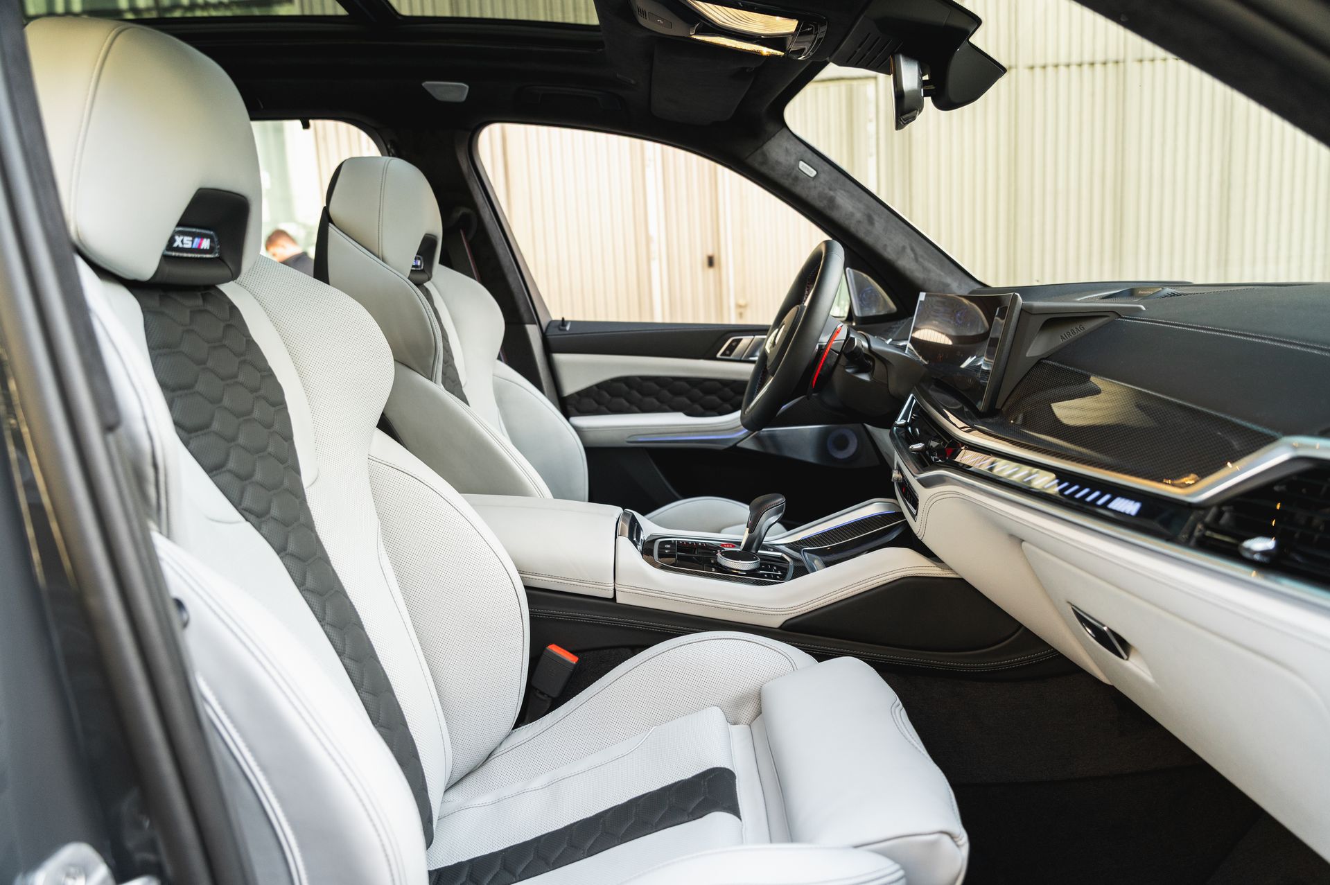 Серый BMW X5 M в городской среде — автомобиль под заказ в Crystal Car