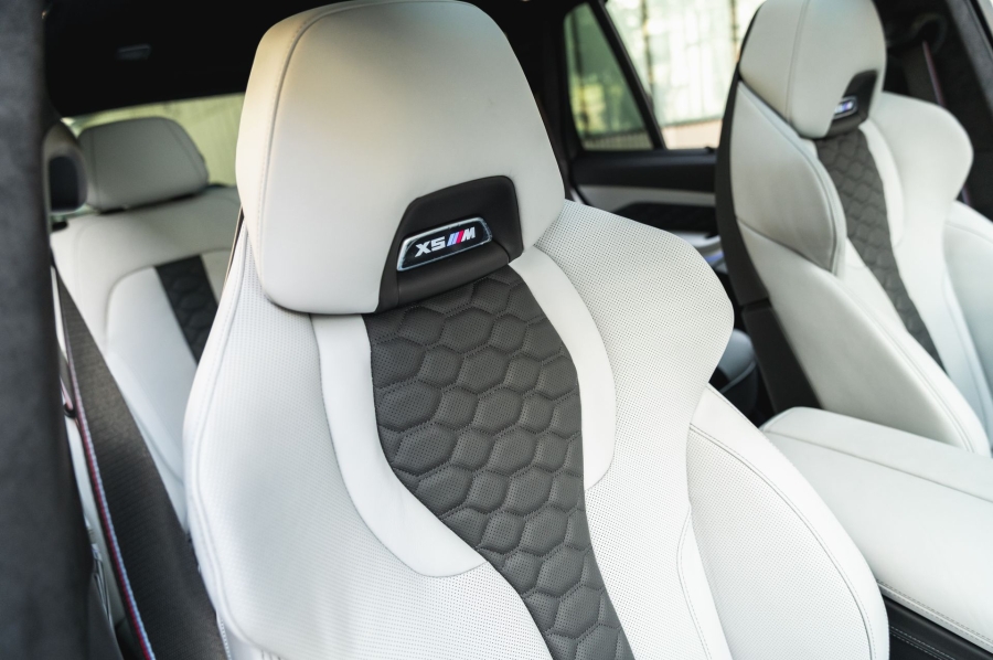 Серый BMW X5 M в городской среде — автомобиль под заказ в Crystal Car