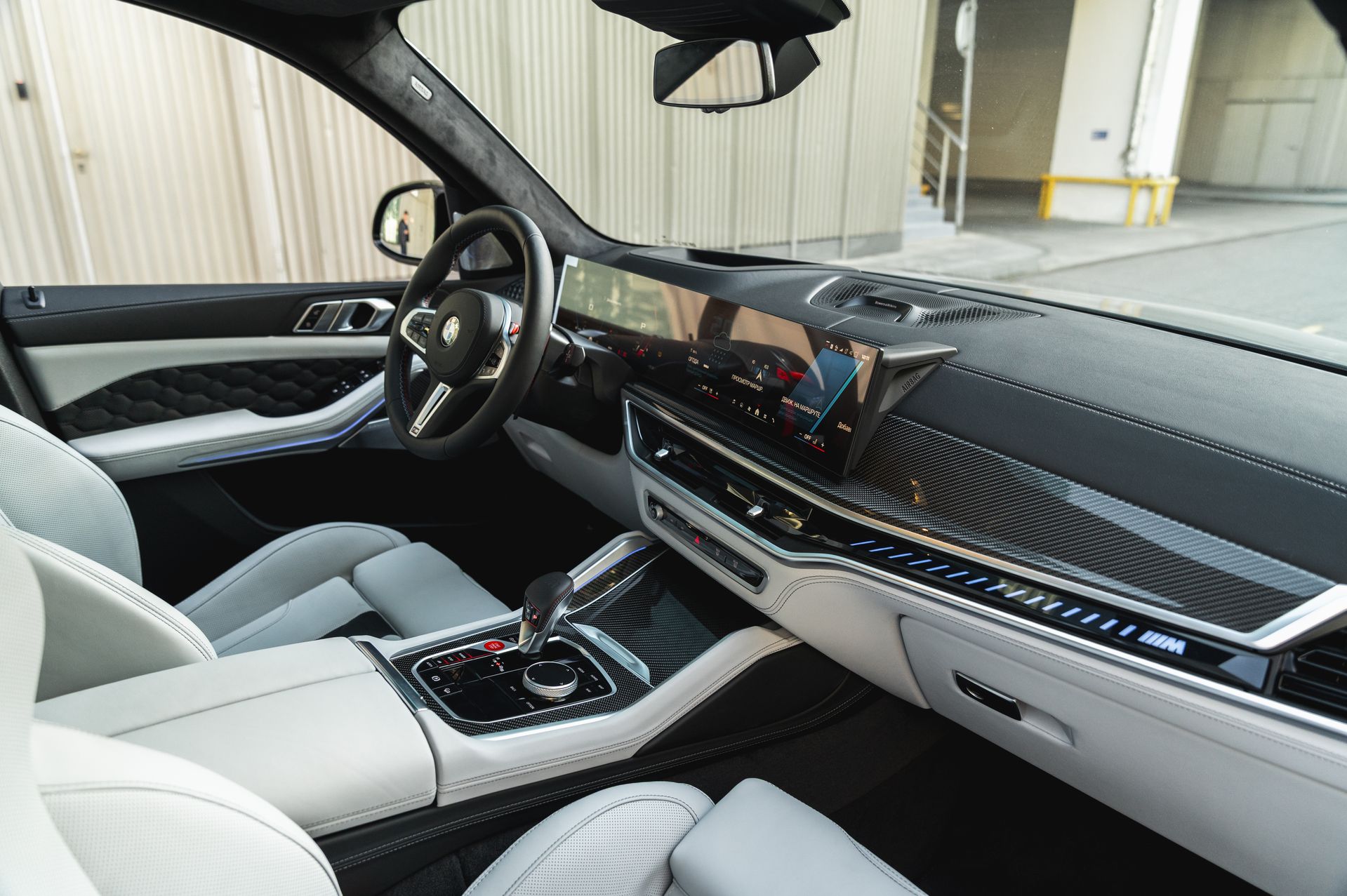 Серый BMW X5 M в городской среде — автомобиль под заказ в Crystal Car