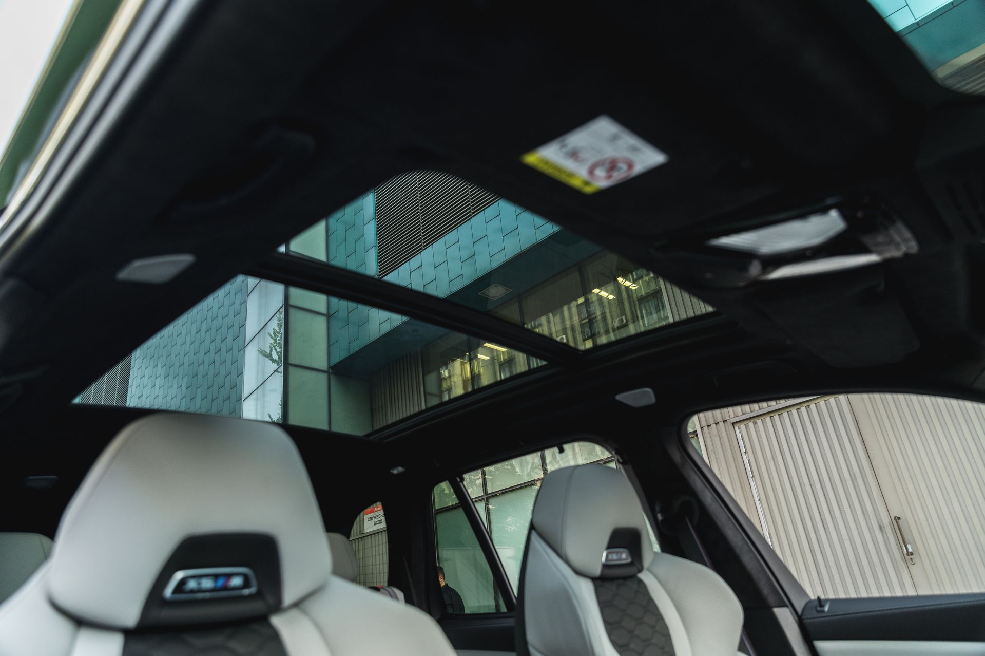 Серый BMW X5 M в городской среде — автомобиль под заказ в Crystal Car