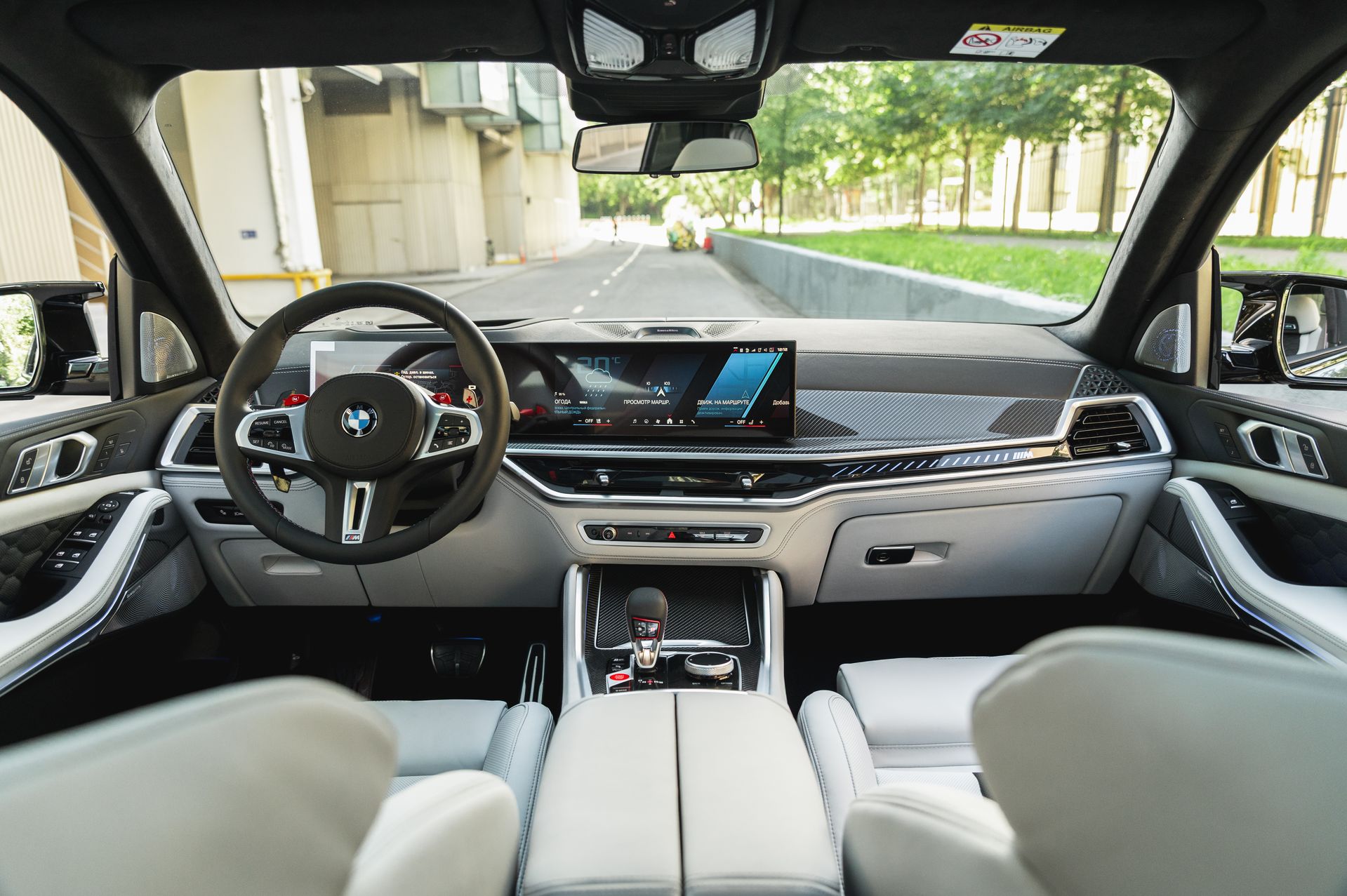 Серый BMW X5 M в городской среде — автомобиль под заказ в Crystal Car