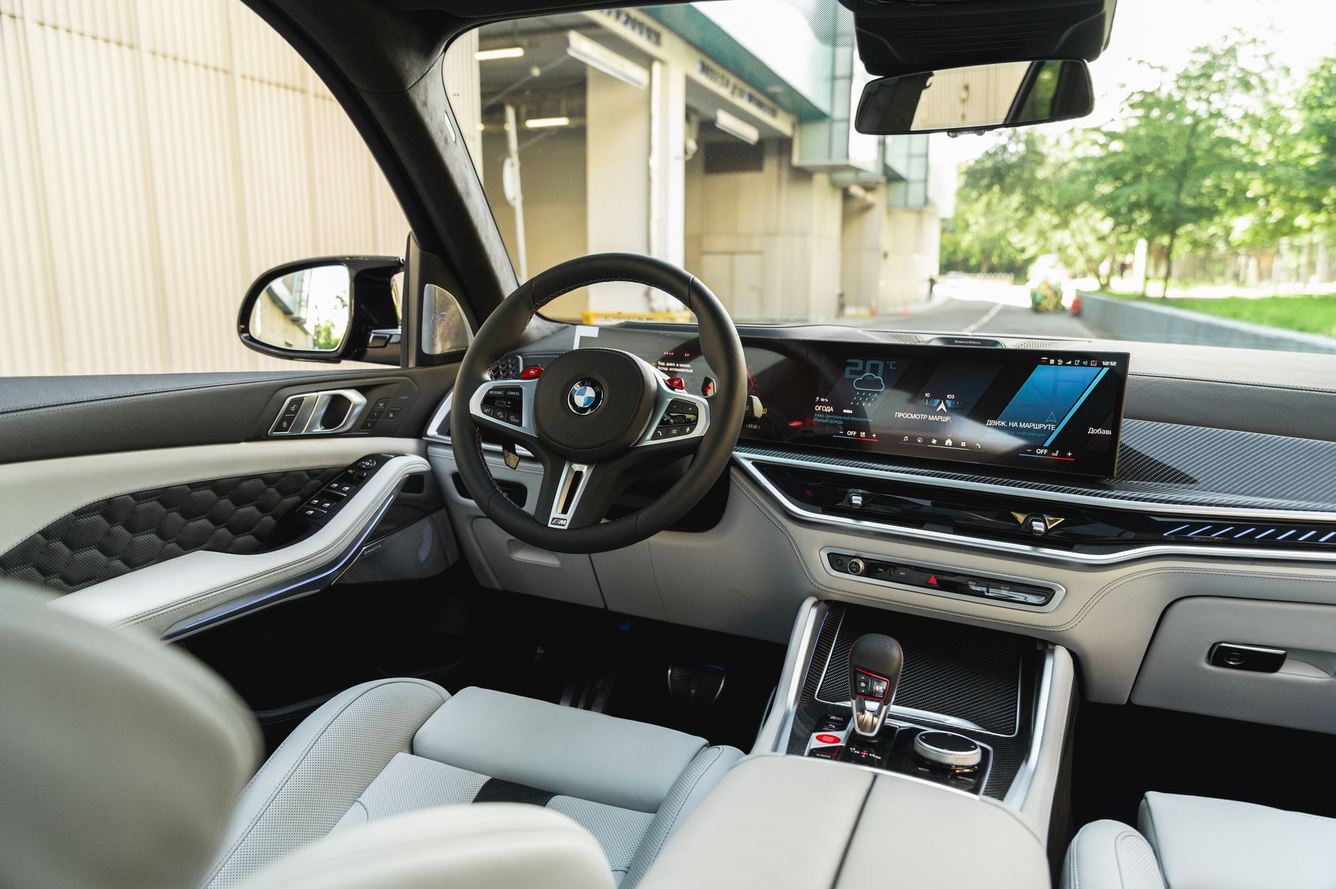 Серый BMW X5 M в городской среде — автомобиль под заказ в Crystal Car