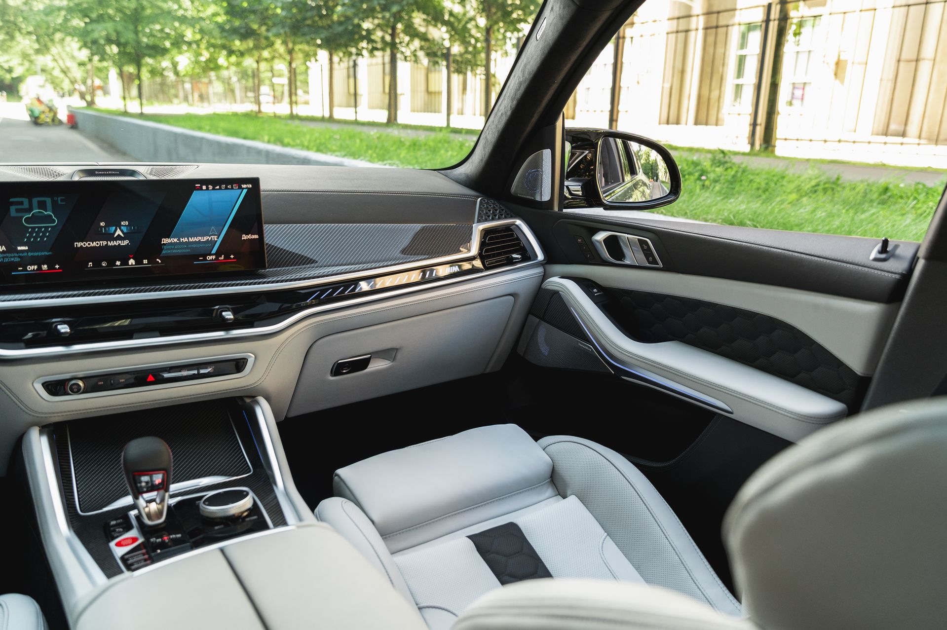 Серый BMW X5 M в городской среде — автомобиль под заказ в Crystal Car