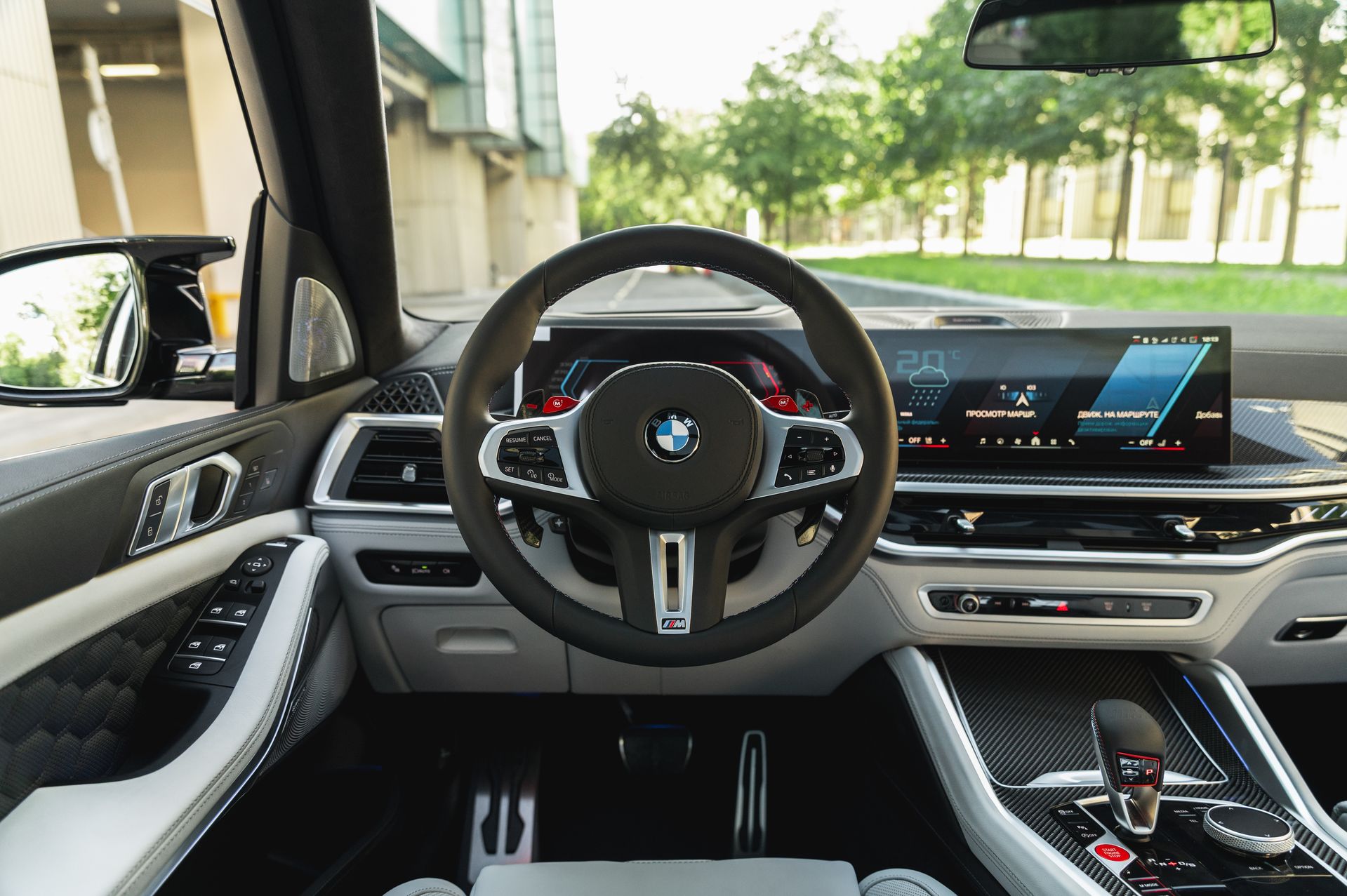 Серый BMW X5 M в городской среде — автомобиль под заказ в Crystal Car