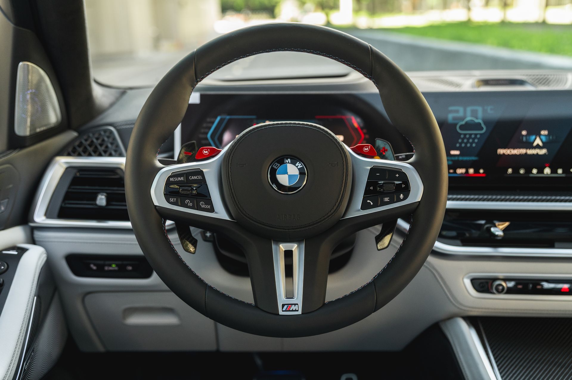 Серый BMW X5 M в городской среде — автомобиль под заказ в Crystal Car