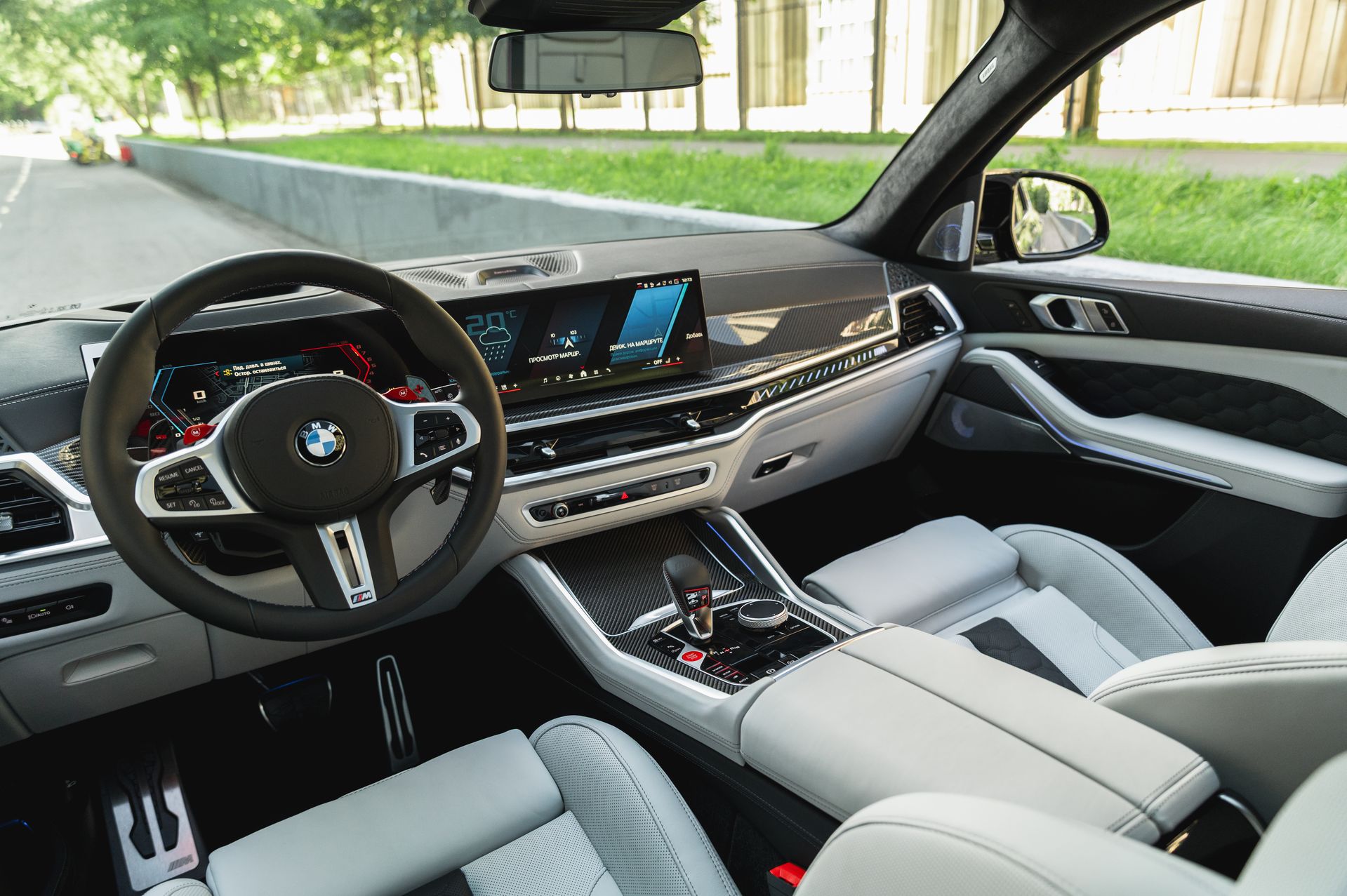 Серый BMW X5 M в городской среде — автомобиль под заказ в Crystal Car