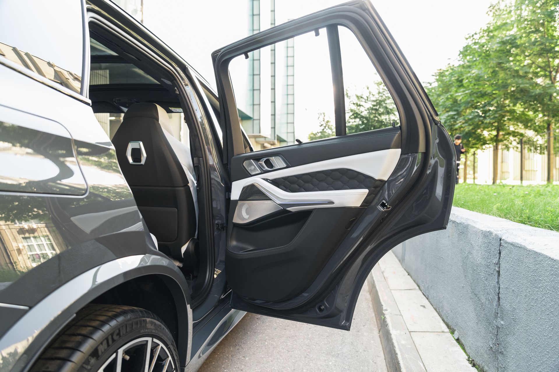 Серый BMW X5 M в городской среде — автомобиль под заказ в Crystal Car