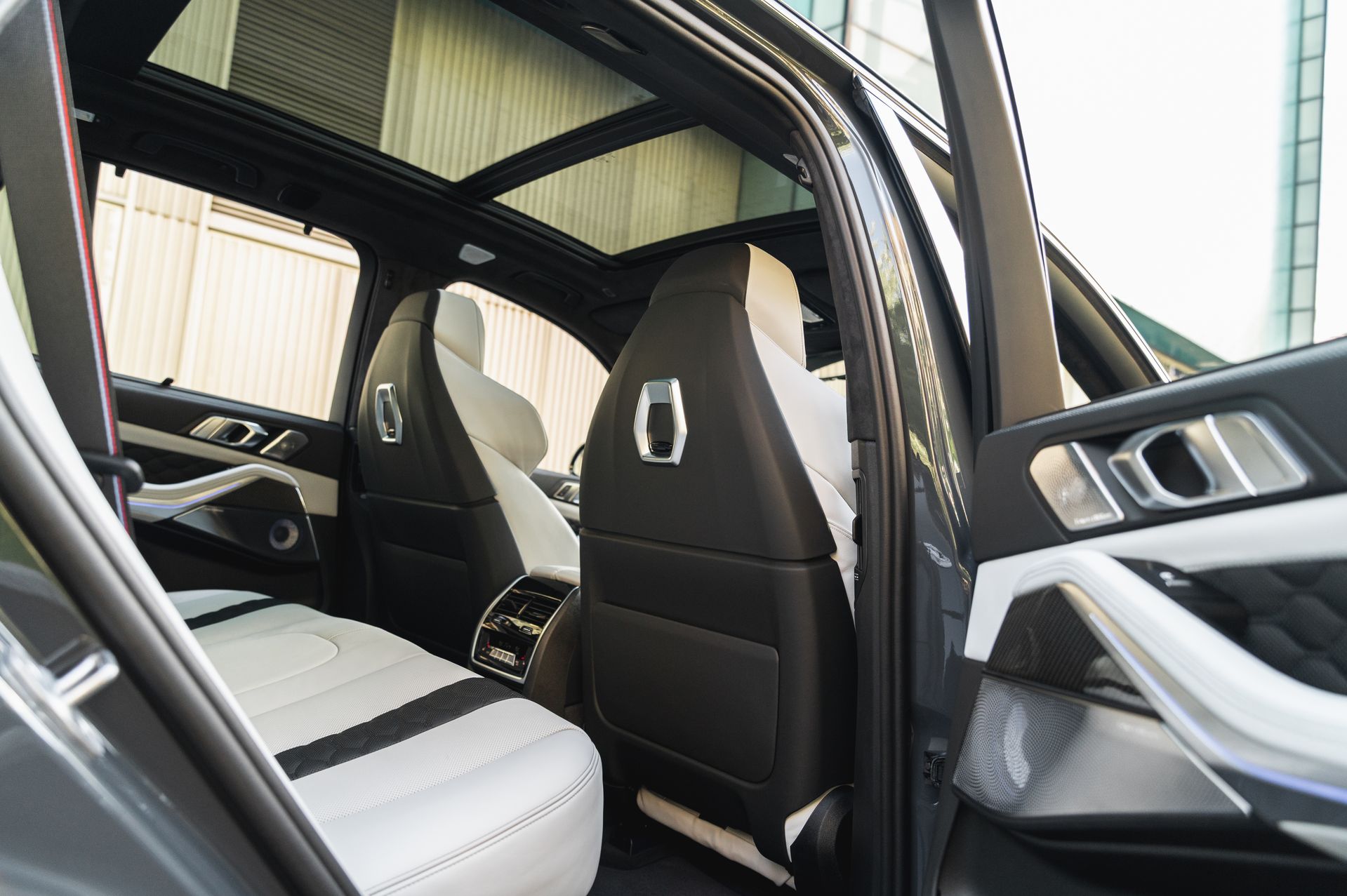 Серый BMW X5 M в городской среде — автомобиль под заказ в Crystal Car