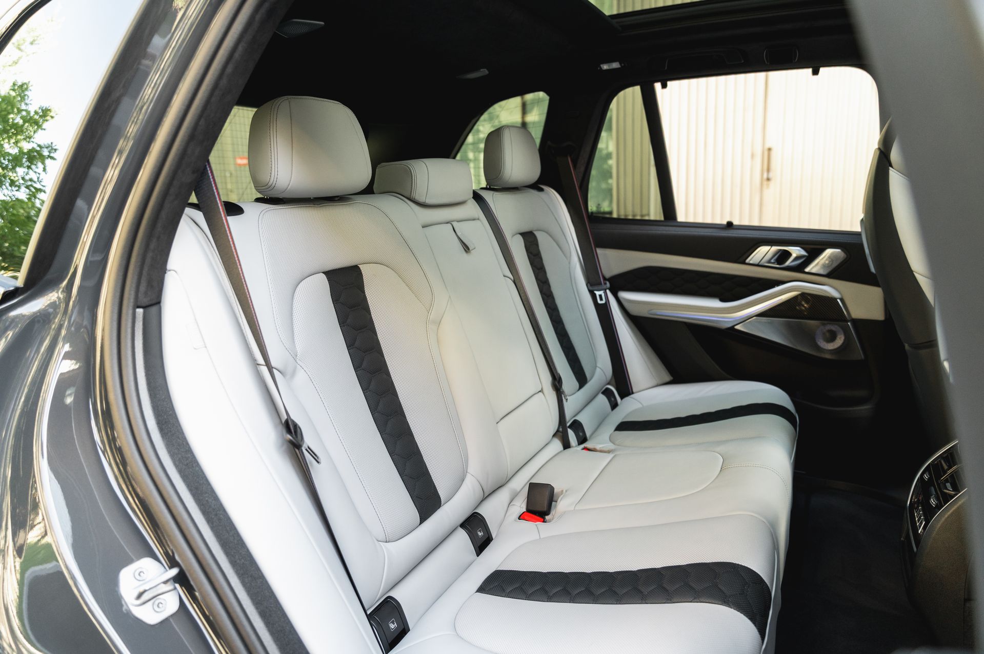 Серый BMW X5 M в городской среде — автомобиль под заказ в Crystal Car