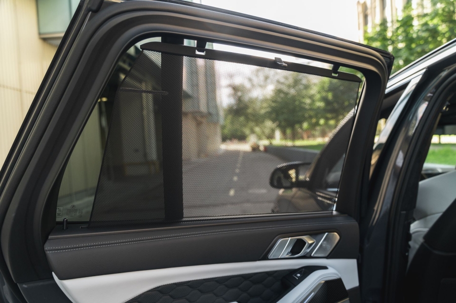 Серый BMW X5 M в городской среде — автомобиль под заказ в Crystal Car