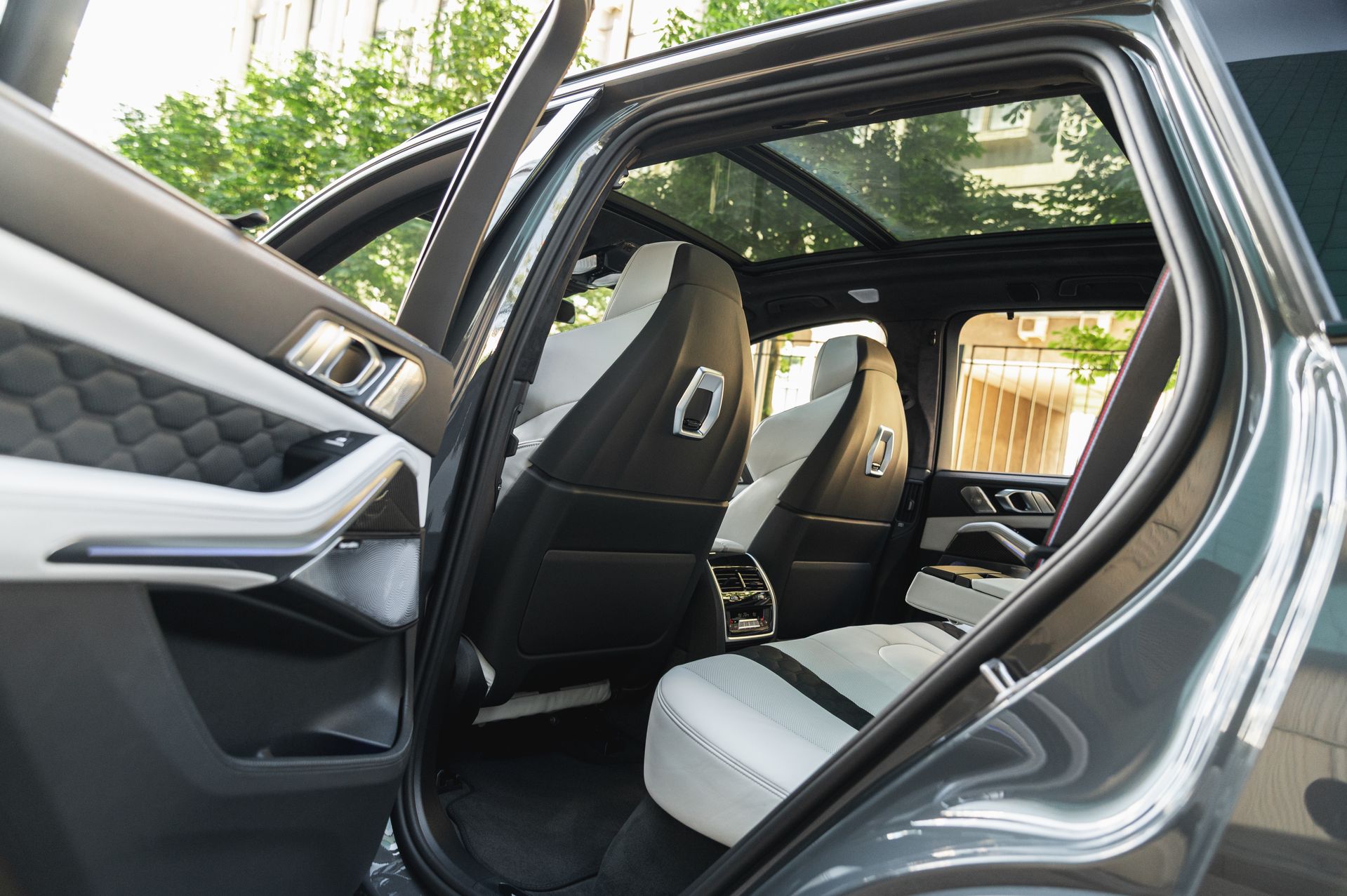 Серый BMW X5 M в городской среде — автомобиль под заказ в Crystal Car