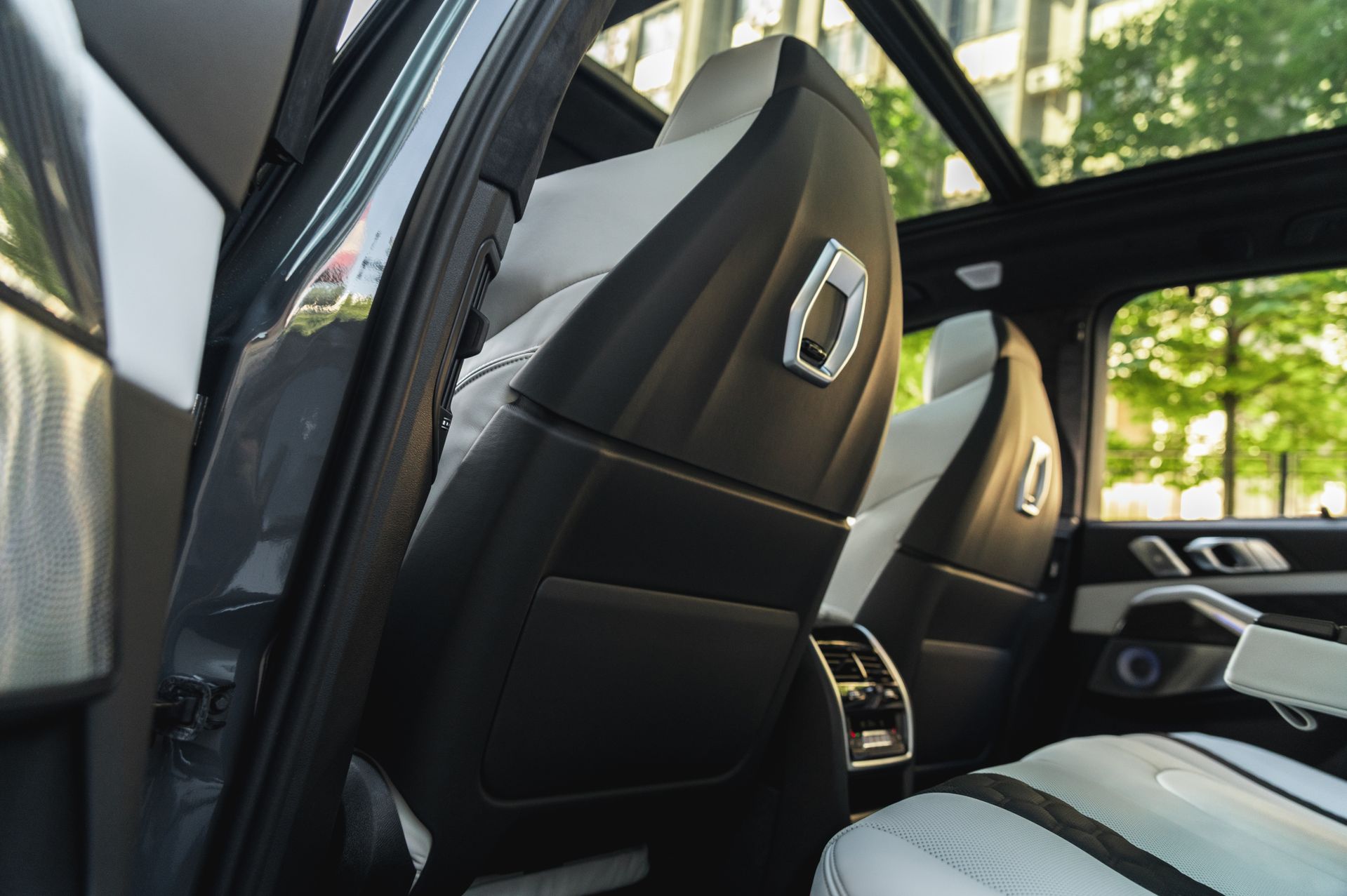 Серый BMW X5 M в городской среде — автомобиль под заказ в Crystal Car