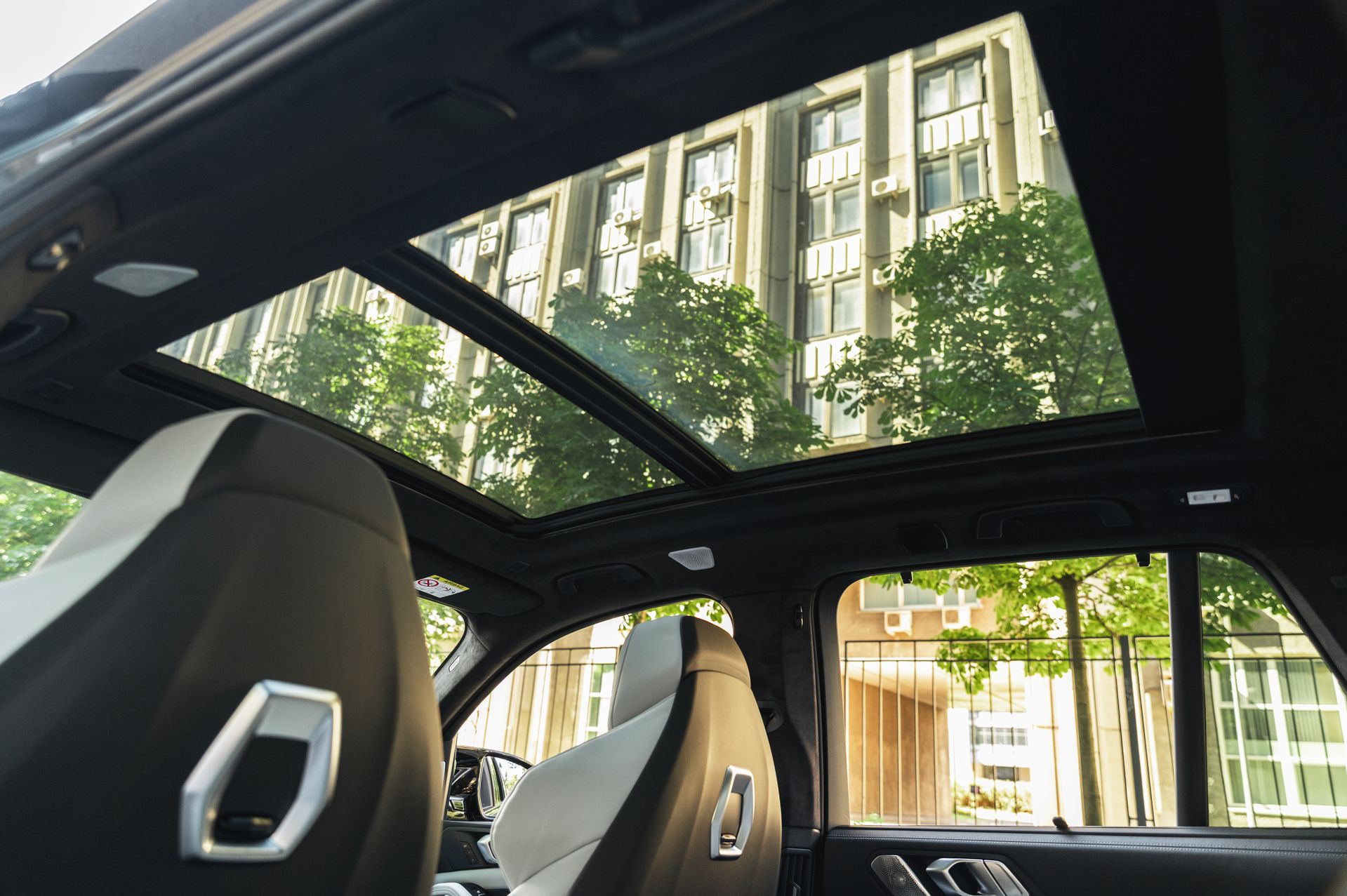 Серый BMW X5 M в городской среде — автомобиль под заказ в Crystal Car