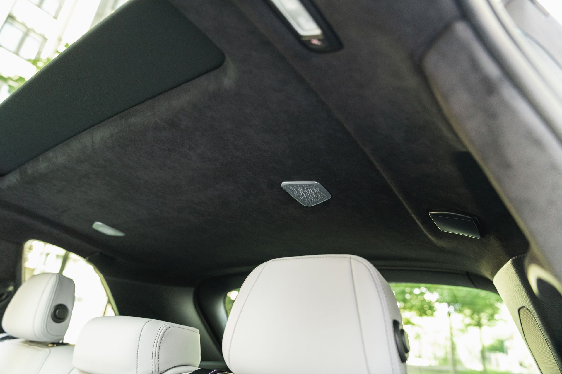 Серый BMW X5 M в городской среде — автомобиль под заказ в Crystal Car