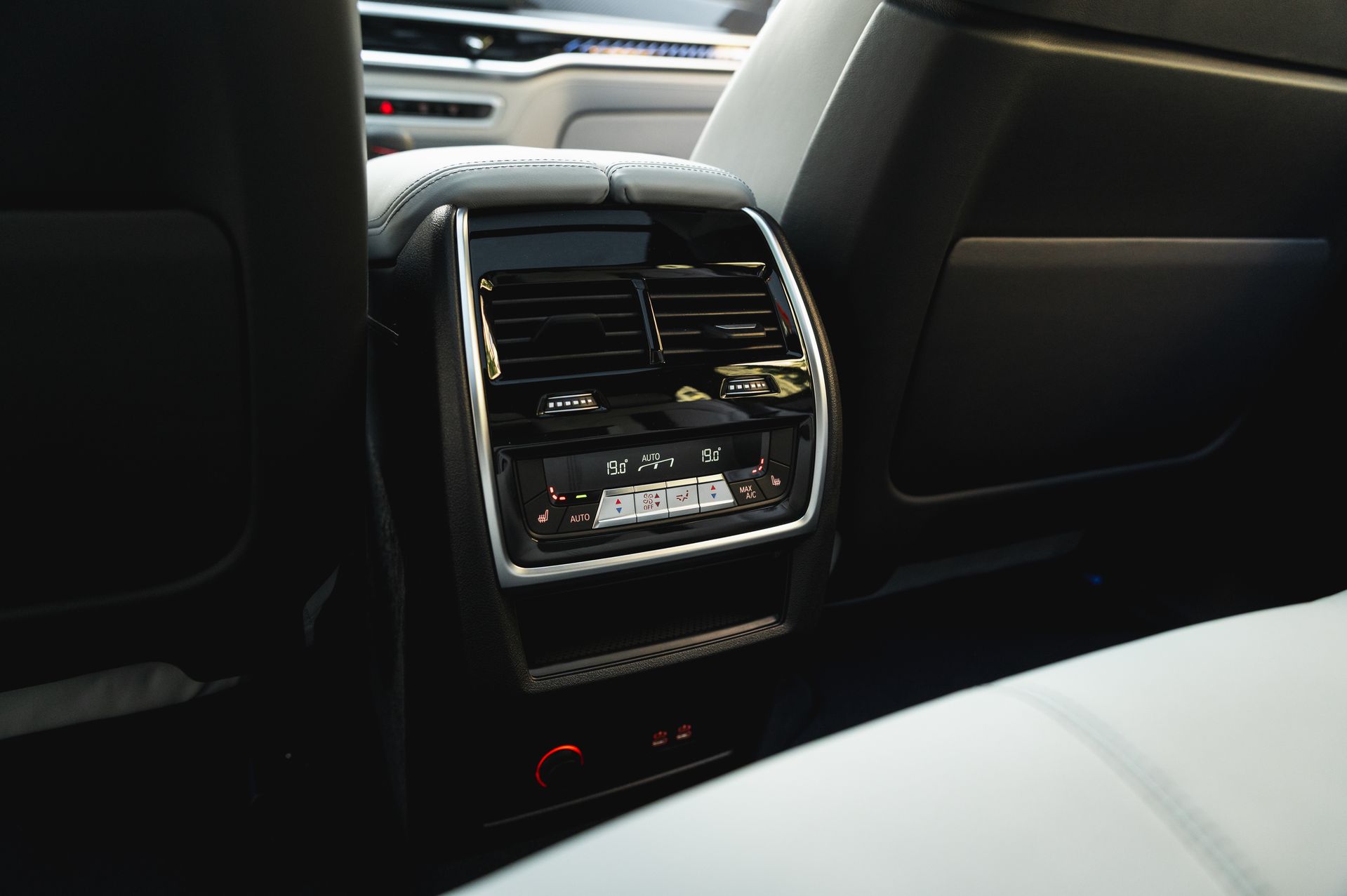 Серый BMW X5 M в городской среде — автомобиль под заказ в Crystal Car