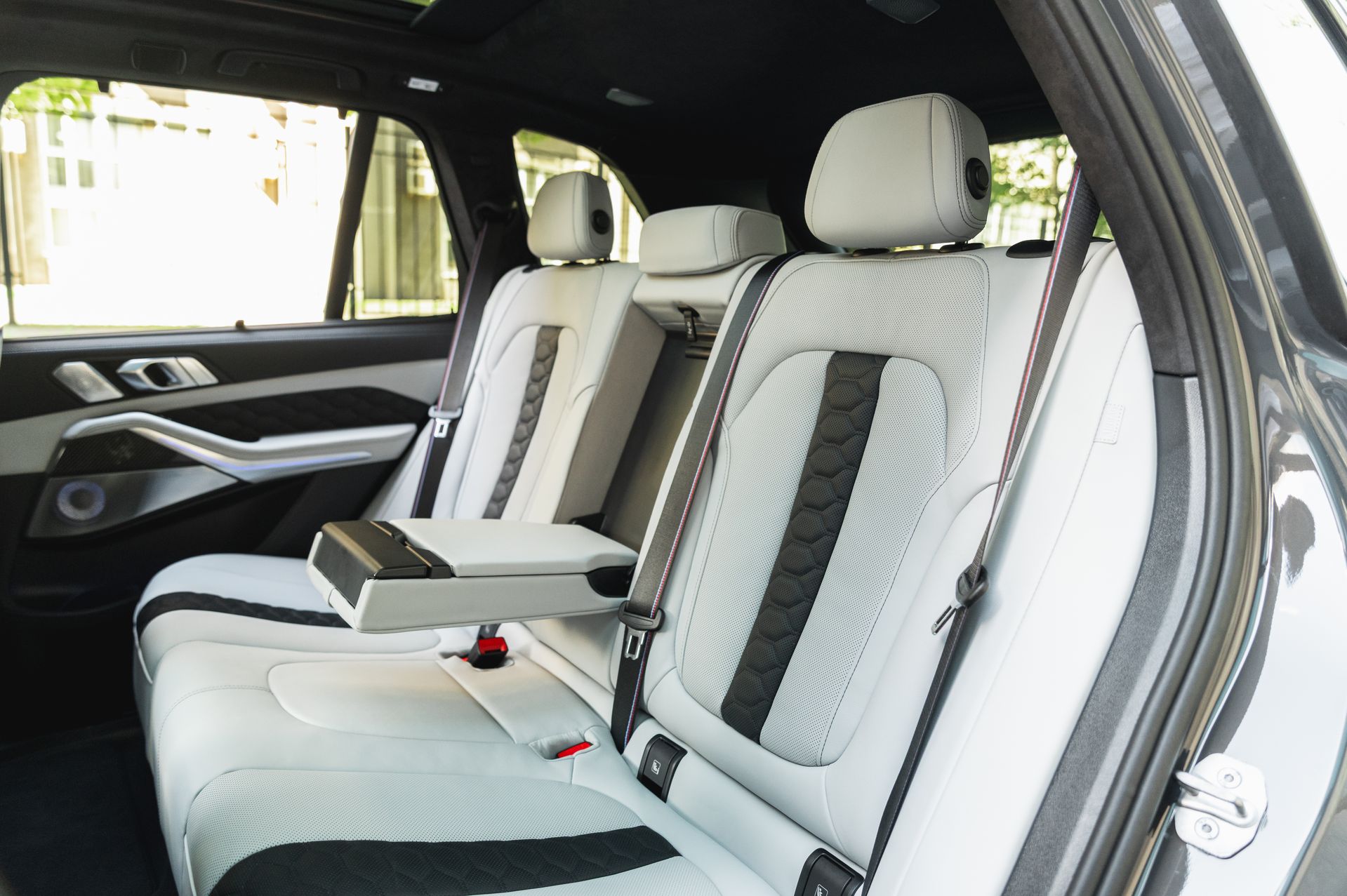 Серый BMW X5 M в городской среде — автомобиль под заказ в Crystal Car