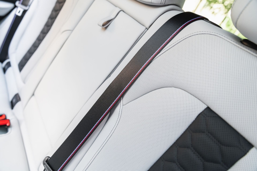 Серый BMW X5 M в городской среде — автомобиль под заказ в Crystal Car