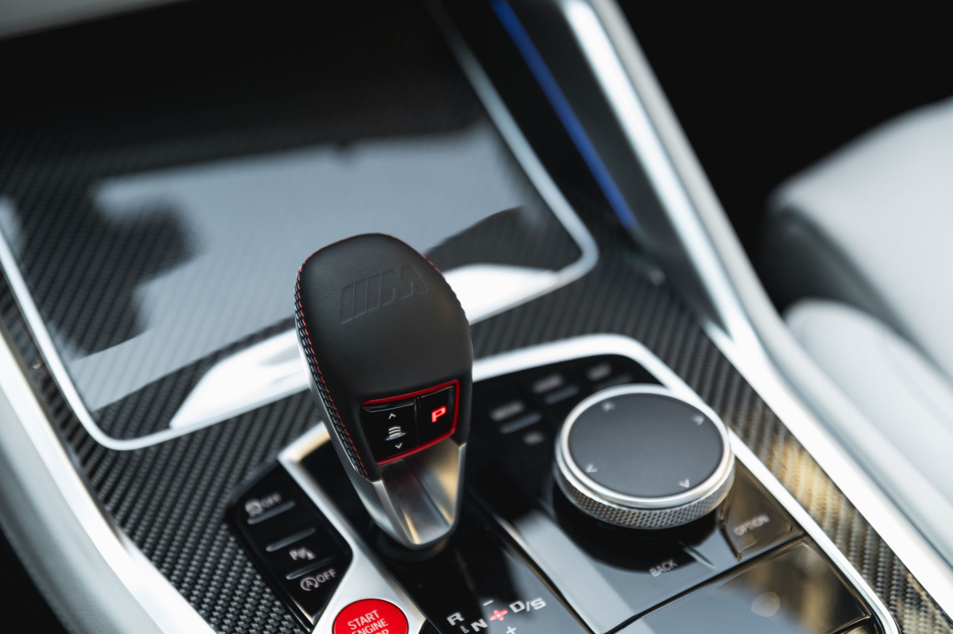 Серый BMW X5 M в городской среде — автомобиль под заказ в Crystal Car