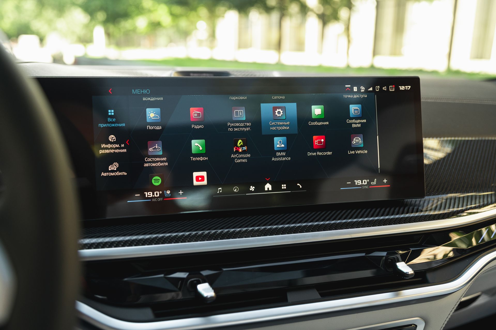 Серый BMW X5 M в городской среде — автомобиль под заказ в Crystal Car