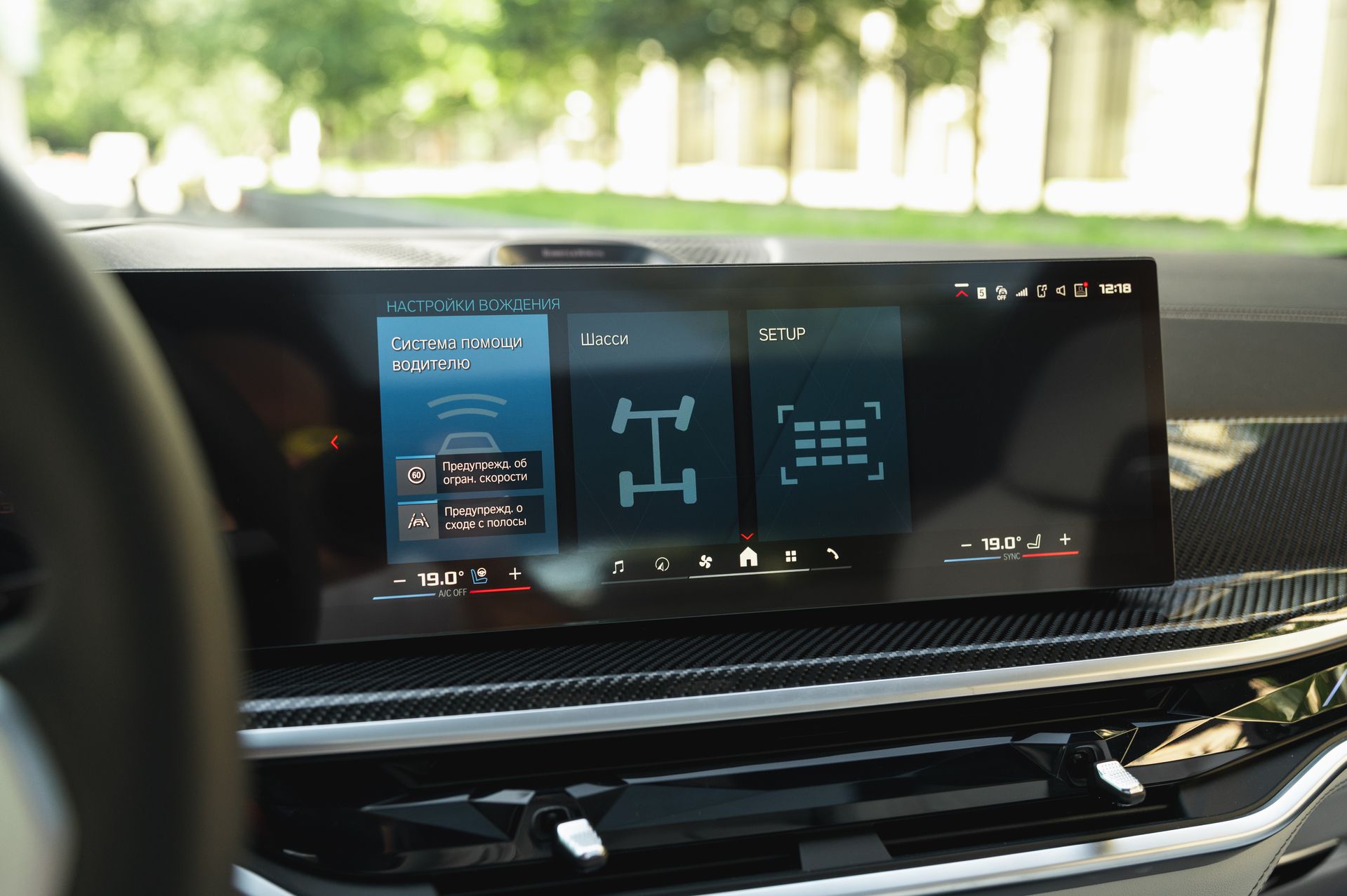 Серый BMW X5 M в городской среде — автомобиль под заказ в Crystal Car