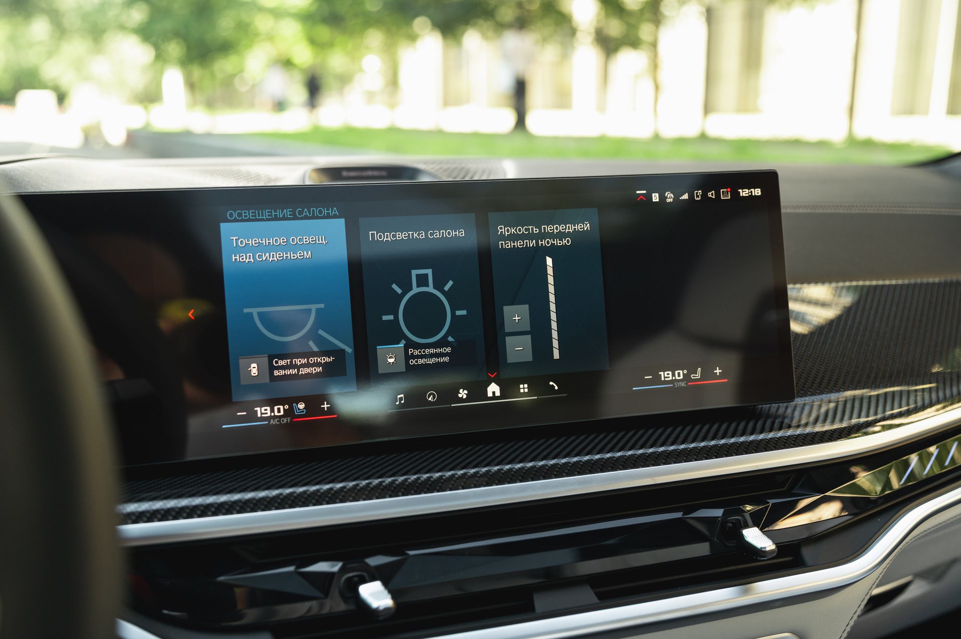 Серый BMW X5 M в городской среде — автомобиль под заказ в Crystal Car