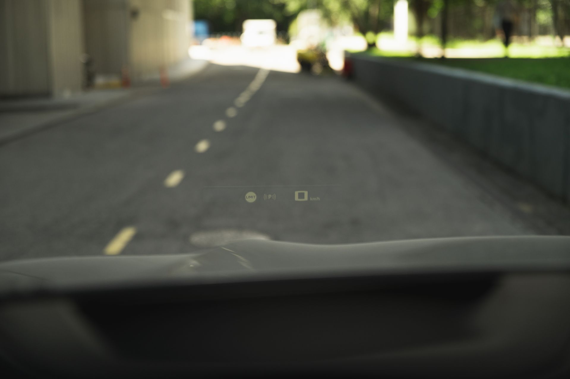 Серый BMW X5 M в городской среде — автомобиль под заказ в Crystal Car