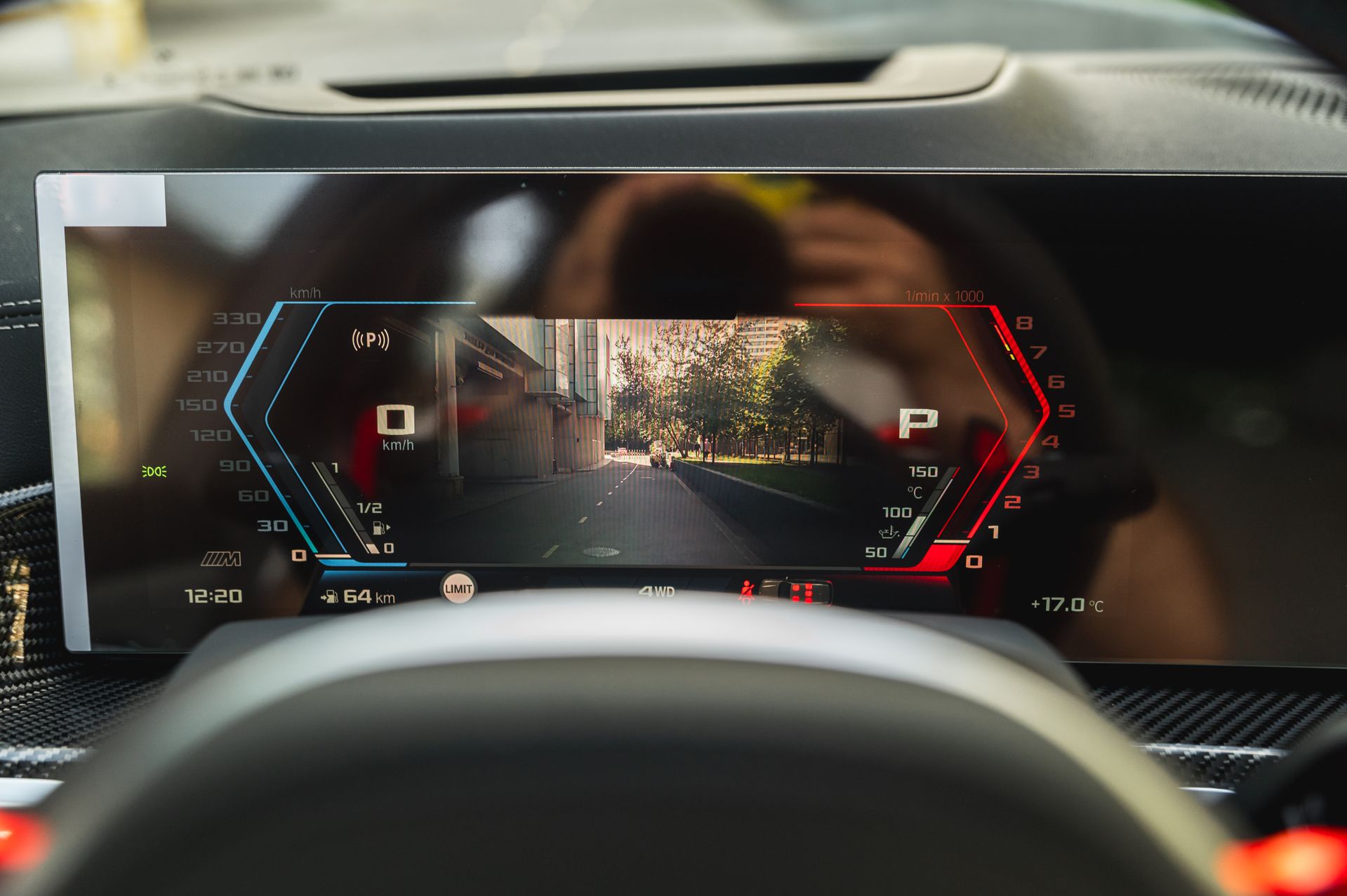 Серый BMW X5 M в городской среде — автомобиль под заказ в Crystal Car