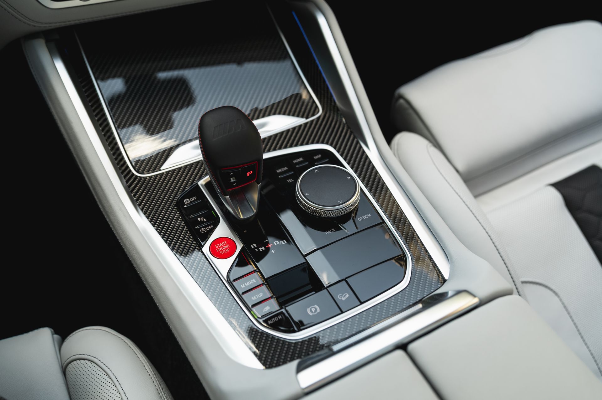 Серый BMW X5 M в городской среде — автомобиль под заказ в Crystal Car