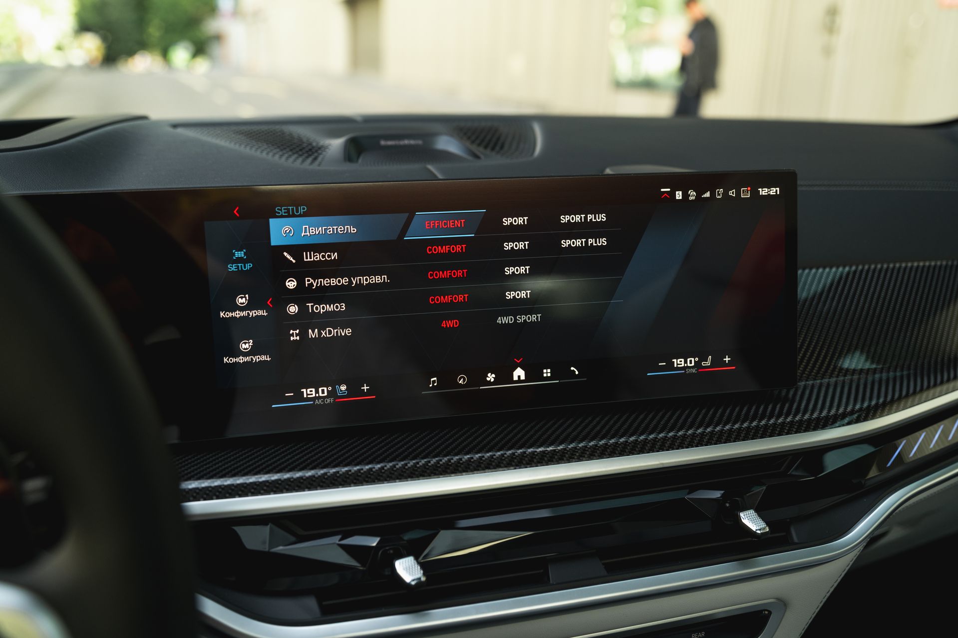 Серый BMW X5 M в городской среде — автомобиль под заказ в Crystal Car