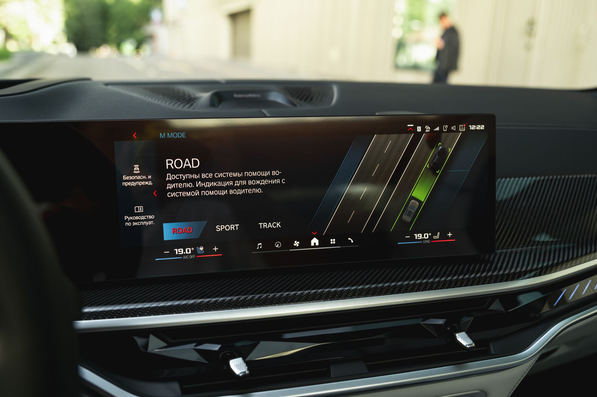 Серый BMW X5 M в городской среде — автомобиль под заказ в Crystal Car