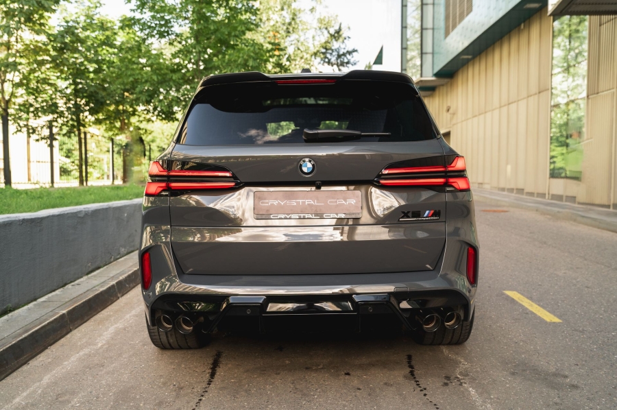 Серый BMW X5 M в городской среде — автомобиль под заказ в Crystal Car