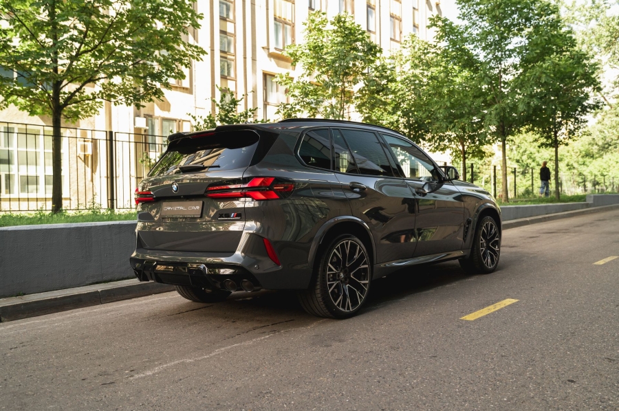 Серый BMW X5 M в городской среде — автомобиль под заказ в Crystal Car