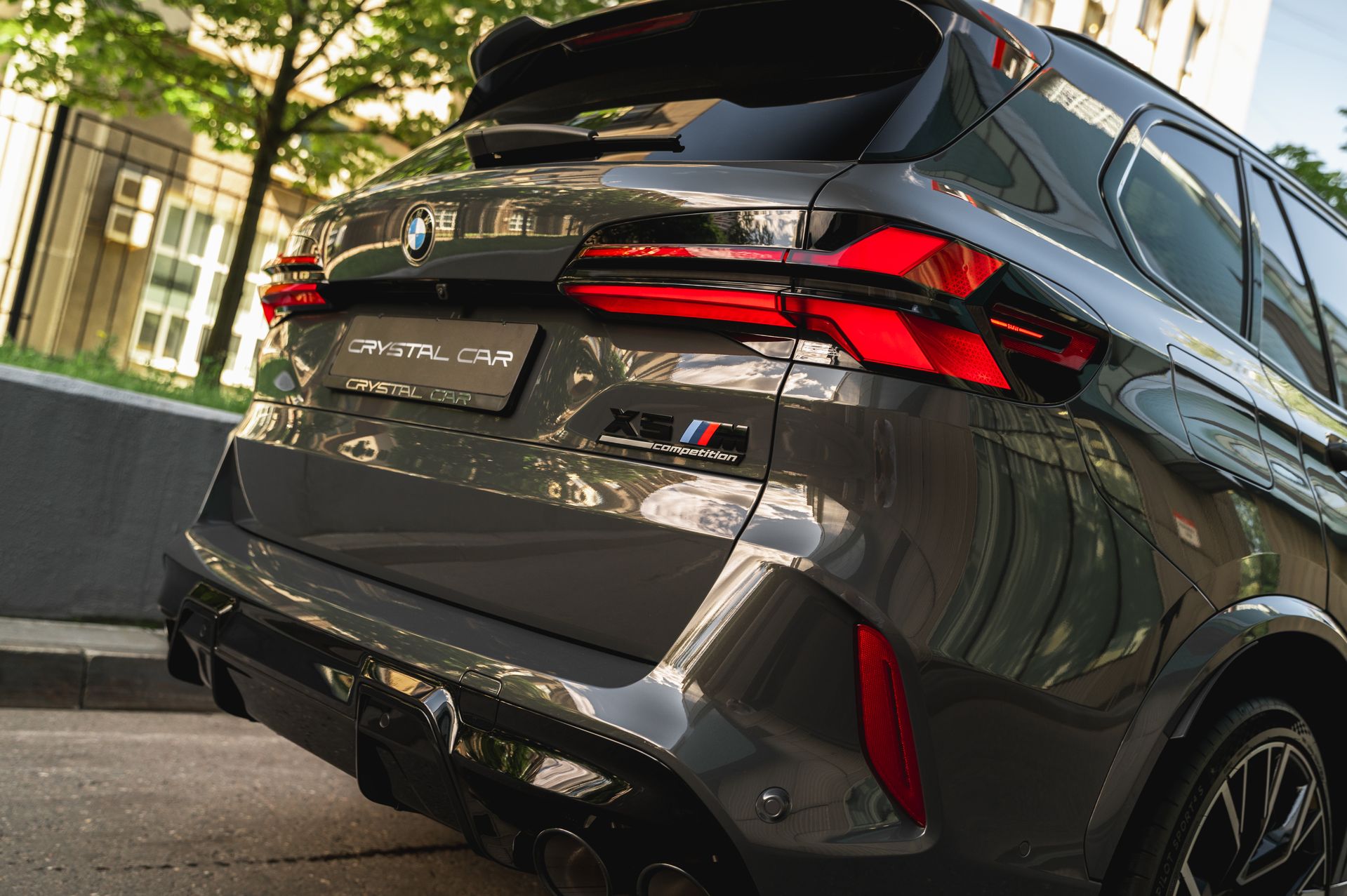 Серый BMW X5 M в городской среде — автомобиль под заказ в Crystal Car