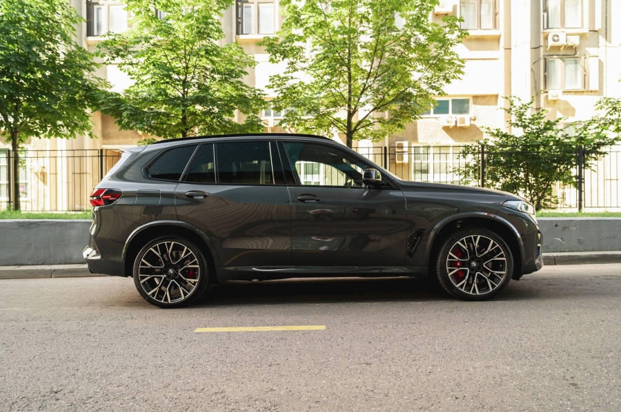 Серый BMW X5 M в городской среде — автомобиль под заказ в Crystal Car
